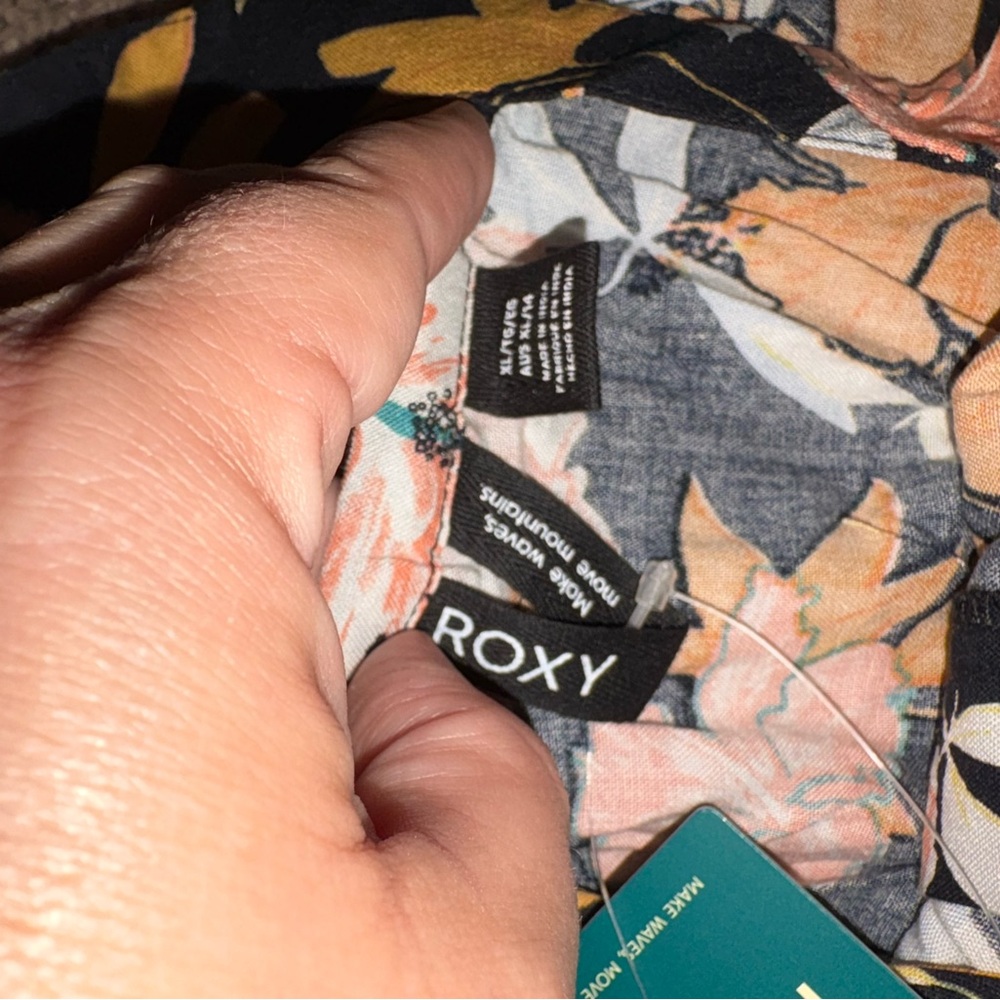 🆕 Women’s Roxy Black Floral Crop Top - Picture 4 of 7